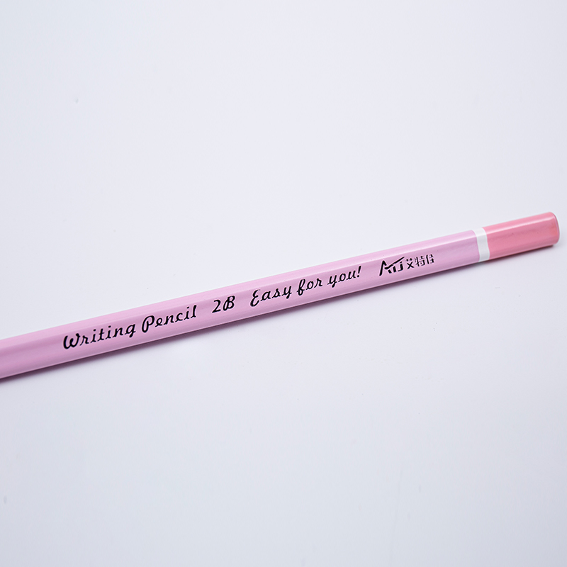 2B Écriture de crayons avec une fin de trempage