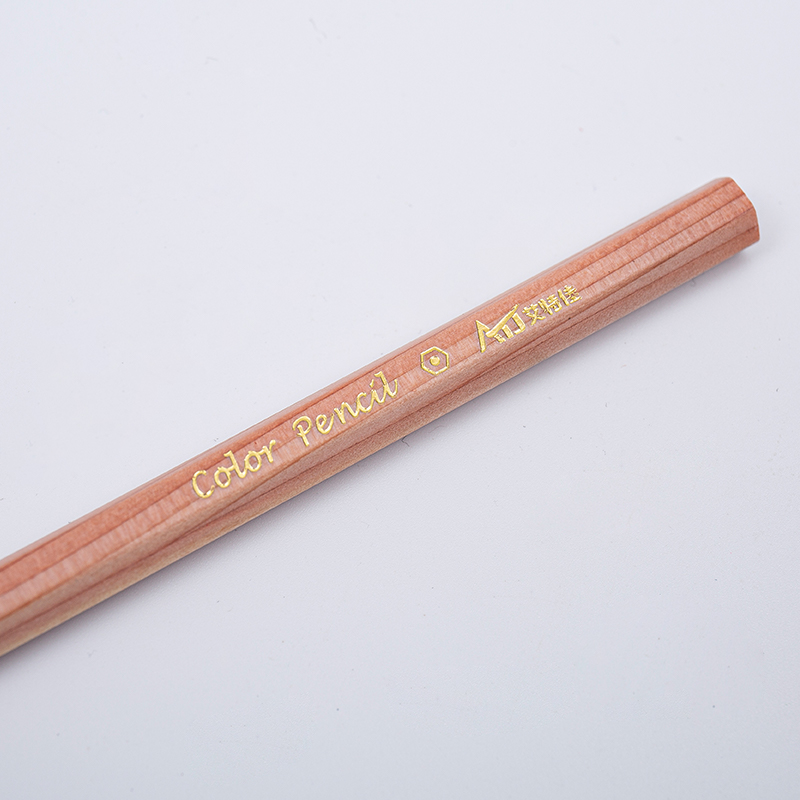 Crayons de couleur mélangée en bois en cèdre