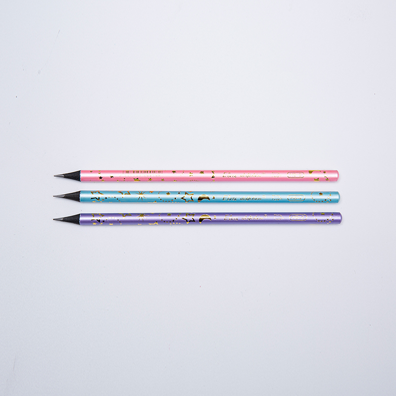 Crayons à graphite HB avec corps en peinture perlé et procédé de trempage