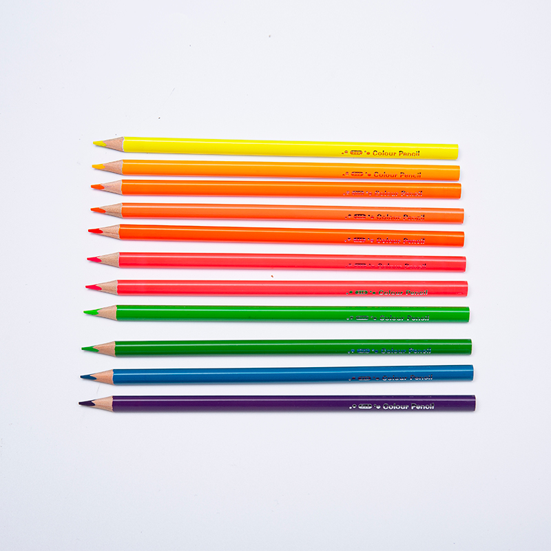 Crayons de couleur en bois triangulaires pour le dessin