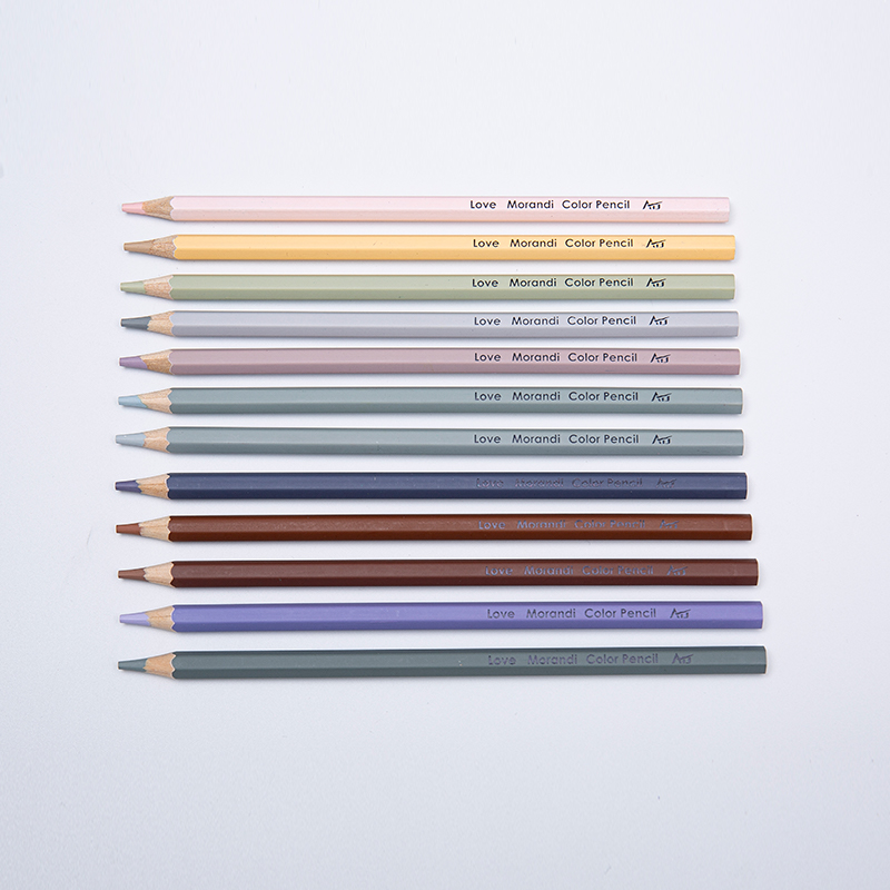 Crayons de couleurs Morandi à la linde blanche