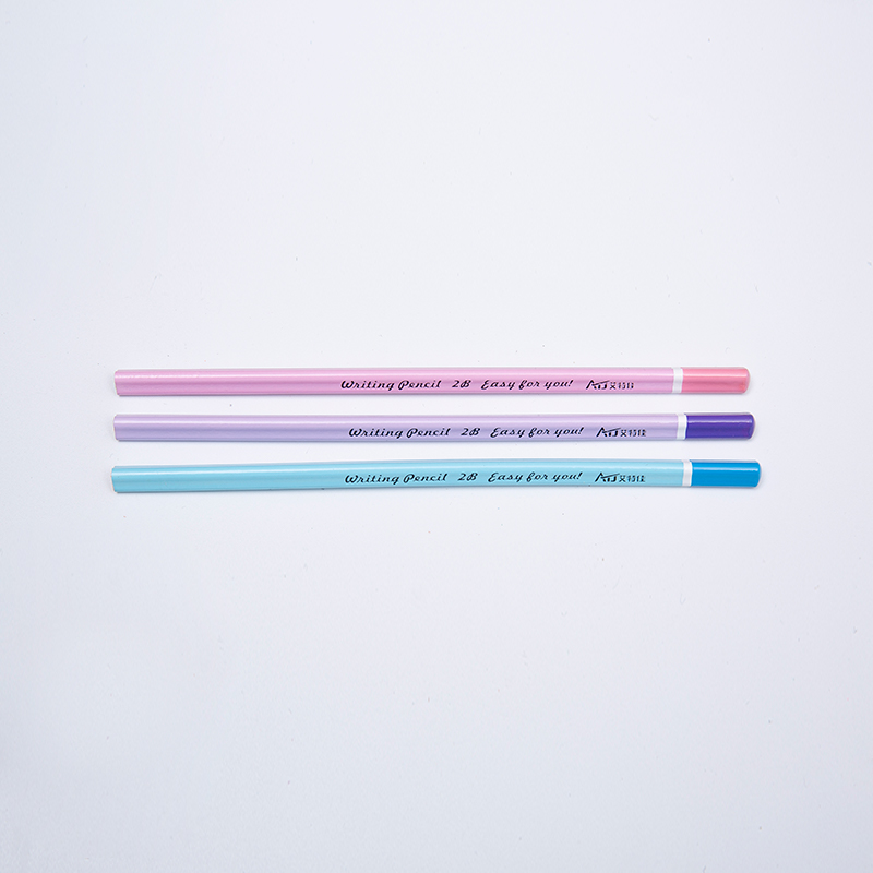 2B Écriture de crayons avec une fin de trempage
