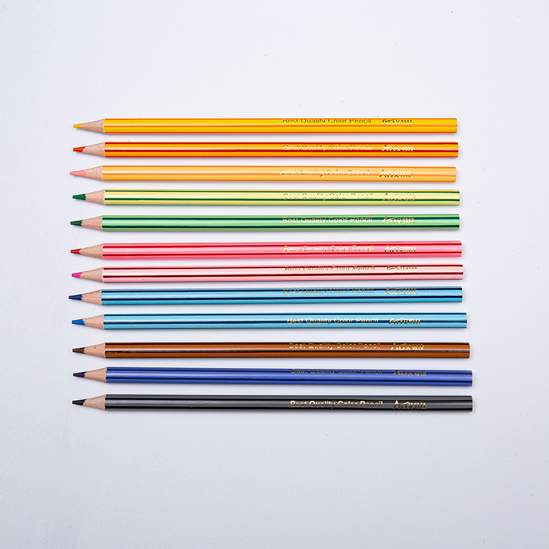 Crayons de couleur ronds multicolores avec motif rayé
