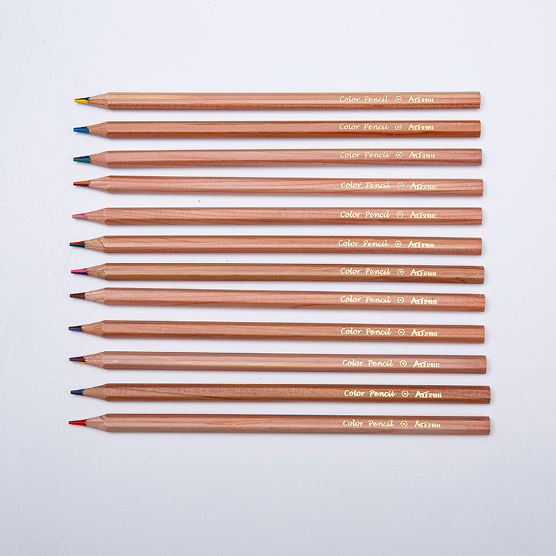 Crayons de couleur mélangée en bois en cèdre