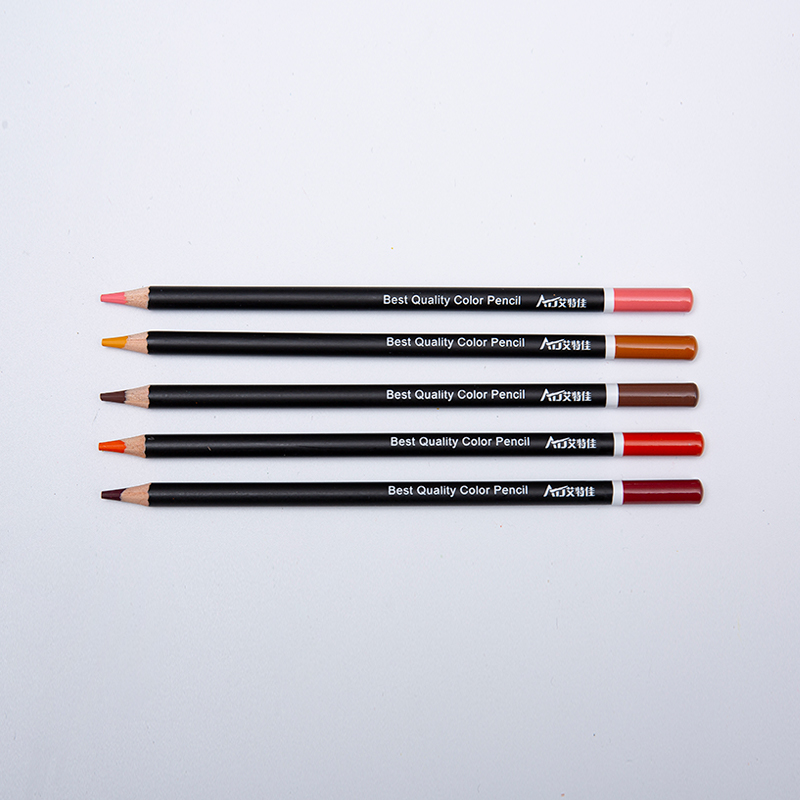 Crayons de couleur respectueuse de l'environnement avec fin de trempage